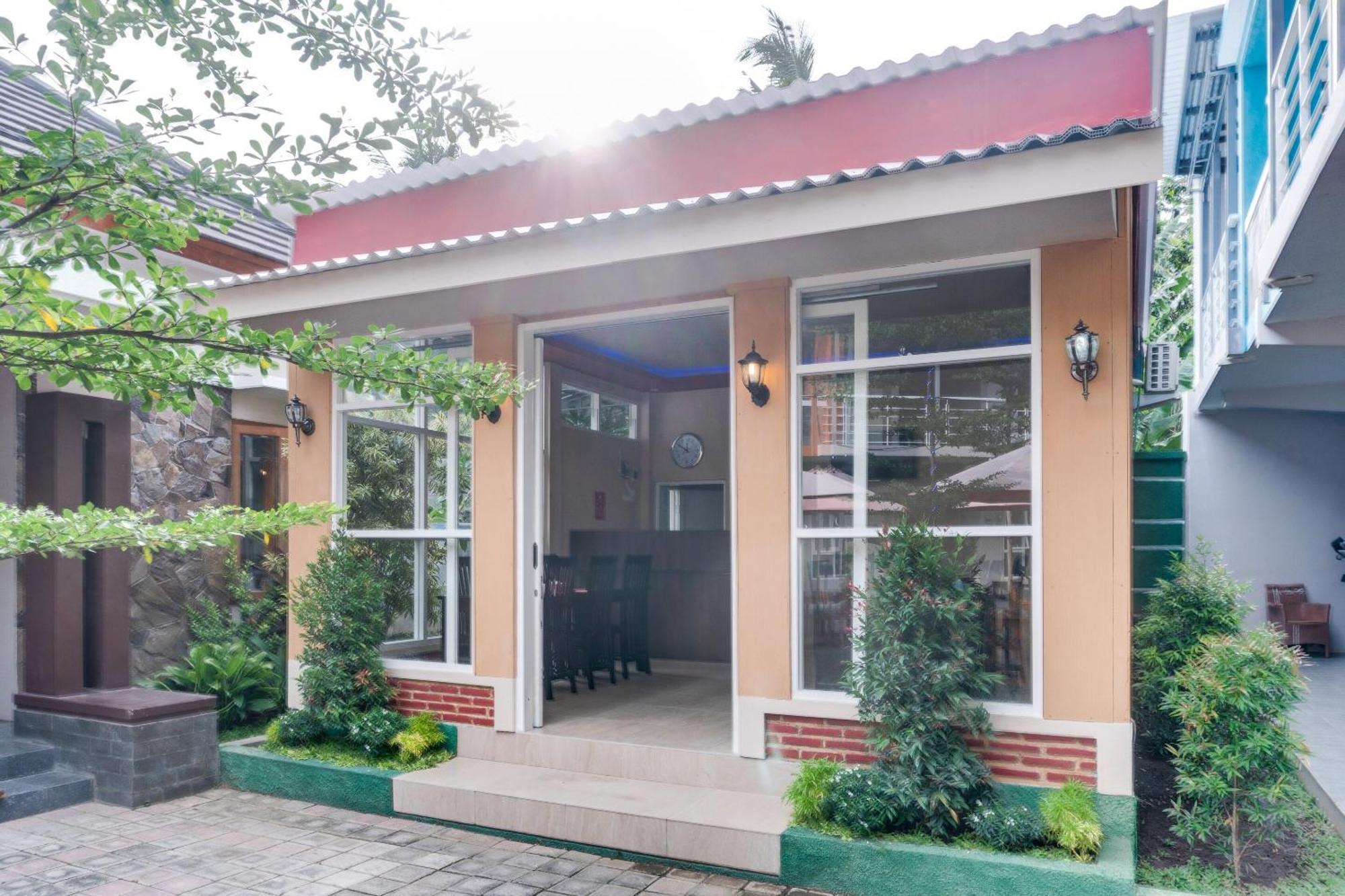 Super Oyo 1579 Kate'El Inn Banyuwangi  Luaran gambar