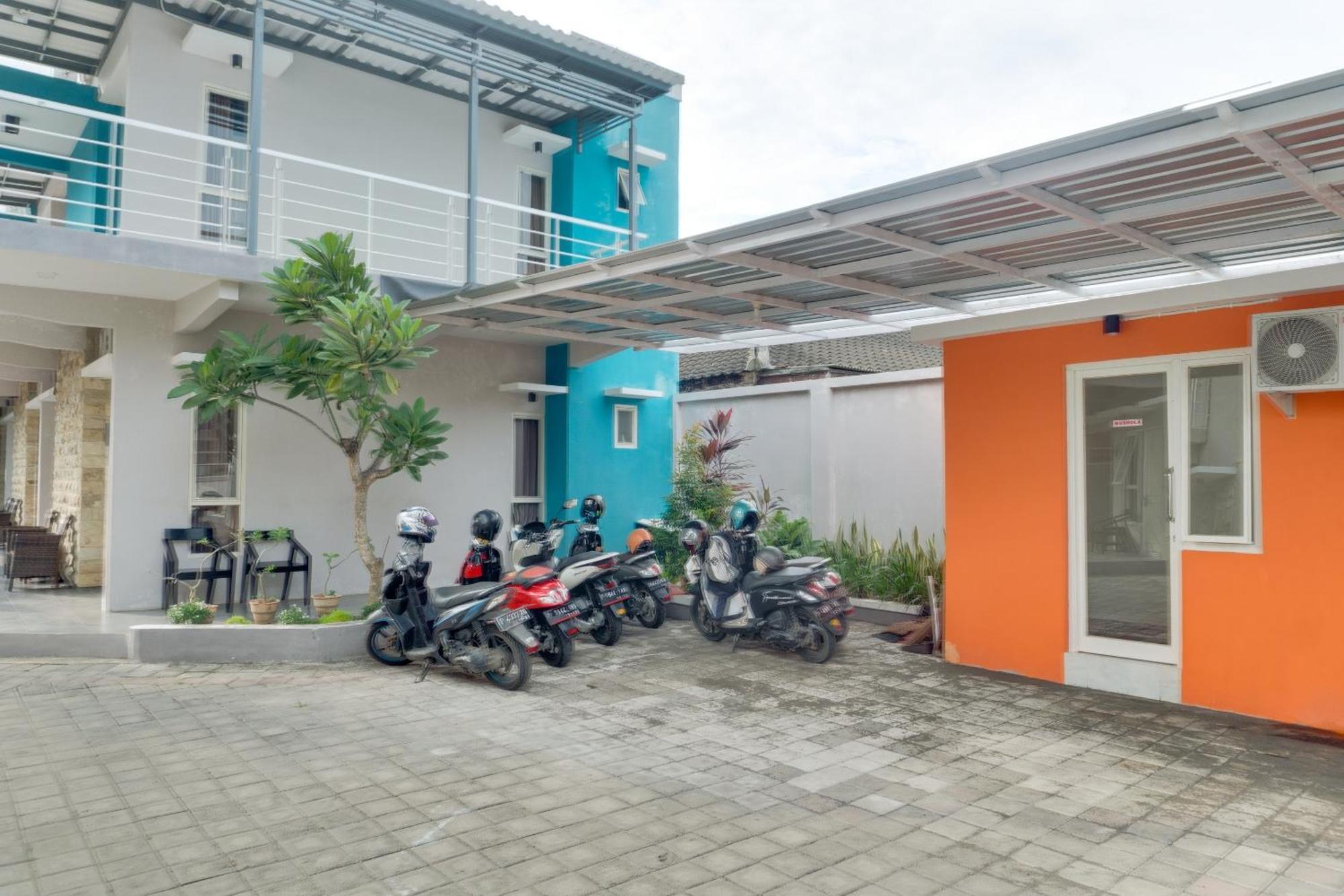 Super Oyo 1579 Kate'El Inn Banyuwangi  Luaran gambar